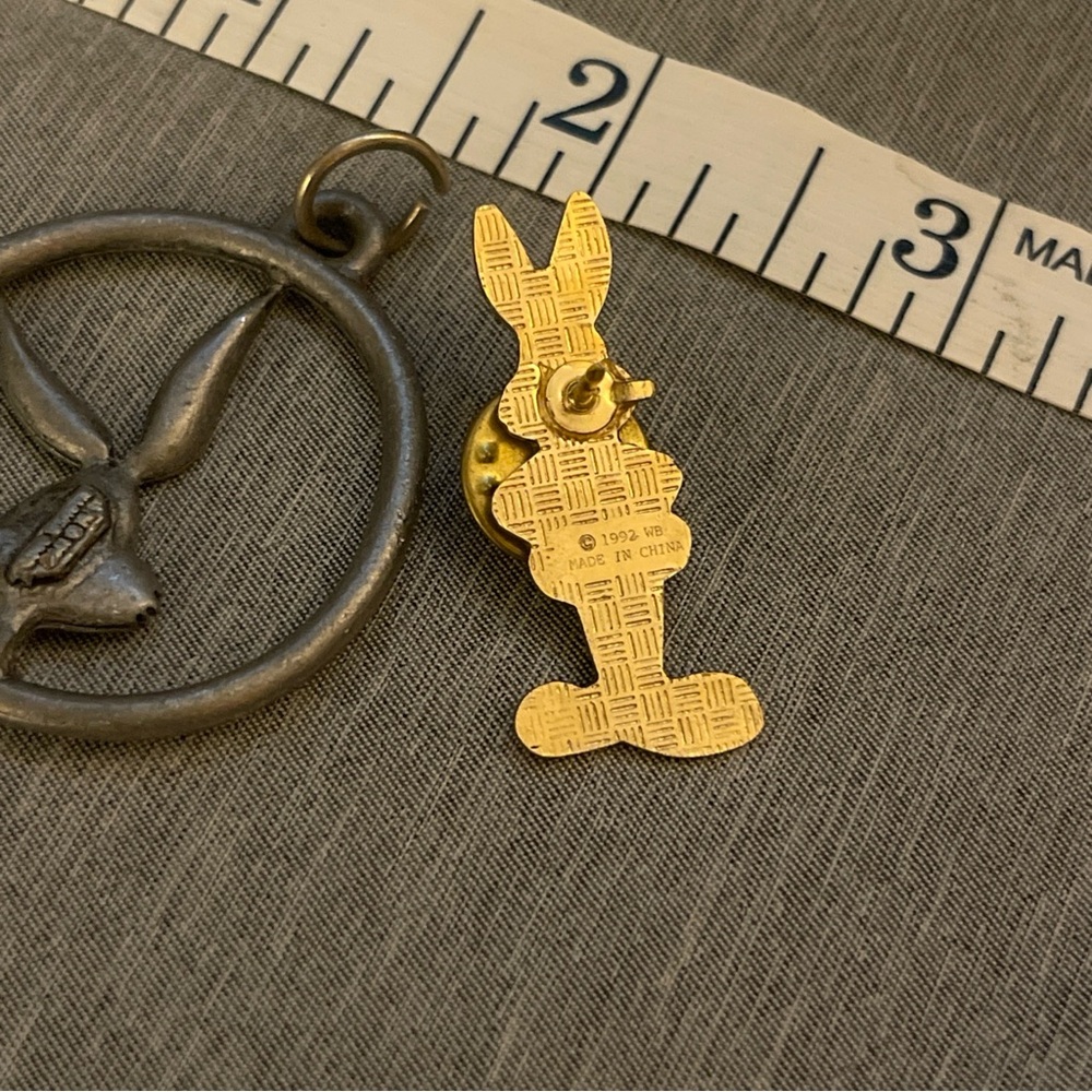 Vintage Bugs Bunny Bundle Enamel Lapel Pin Looney Tunes 1992 & WB Bugs Pendant - Picture 6 of 7